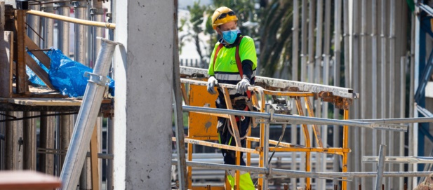 En avril 2020, un ouvrier du bâtiment à Barcelone (Espagne) a repris le travail et porte un masque de protection contre le coronavirus. Photo : © Daniel Ferrer Paez/Shutterstock En avril 2020, un ouvrier du bâtiment à Barcelone (Espagne) a repris le travail et porte un masque de protection contre le coronavirus. Photo : © Daniel Ferrer Paez/Shutterstock