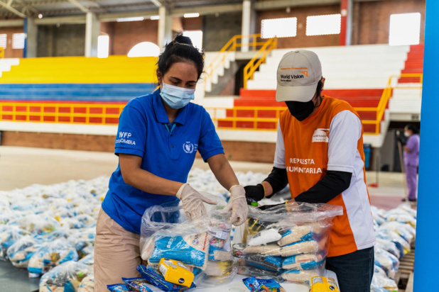 PAM/Mathias Roed Des paniers alimentaires sont distribués aux populations colombiennes et migrantes vulnérables à Bogotá, en Colombie.