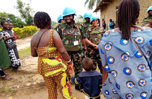 TANZBATT 7/Ibrahim Mayambua Des femmes soldats de la paix tanzaniennes dialoguent avec des femmes à Beni, en RDC. TANZBATT 7/Ibrahim Mayambua Des femmes soldats de la paix tanzaniennes dialoguent avec des femmes à Beni, en RDC.
