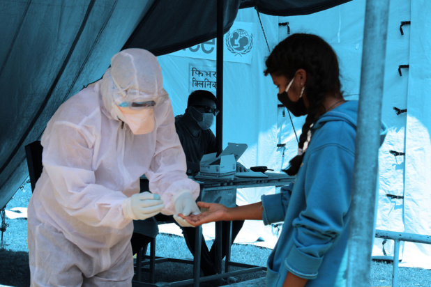 Photo : UNICEF/Népal Un agent de santé effectue un dépistage de la Covid-19 chez une jeune fille dans une clinique installée à côté d'un hôpital du district de Saptari, au Népal. Photo : UNICEF/Népal Un agent de santé effectue un dépistage de la Covid-19 chez une jeune fille dans une clinique installée à côté d'un hôpital du district de Saptari, au Népal.