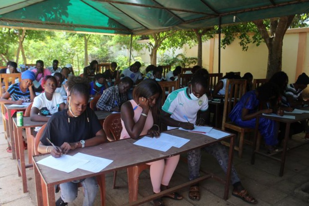 Une trentaine de jeunes formés en restauration et en cosmétique reçoivent leurs attestations Une trentaine de jeunes formés en restauration et en cosmétique reçoivent leurs attestations