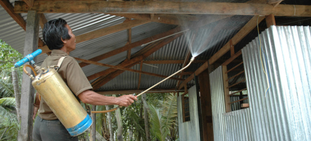 Photo : UNCEF/Bagla Un ouvrier pulvérise de l'insecticide sur les surfaces d'un abri pour contrôler la propagation des moustiques et atténuer le risque de paludisme