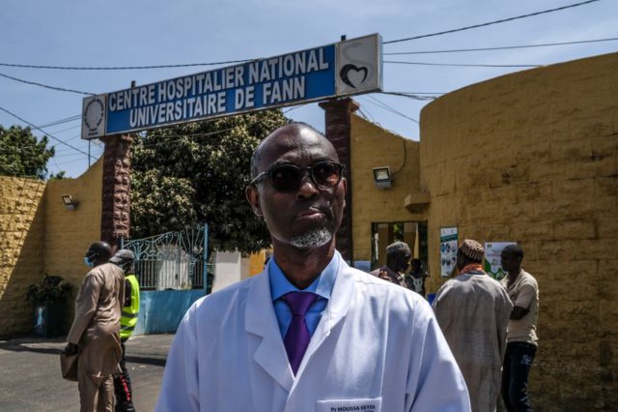 Professeur Moussa Seydi devant l'hôpital de Fann, à Dakar au Sénégal.