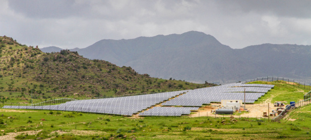 PNUD Érythrée/Elizabeth Mwaniki Un système de mini-réseau solaire en Érythrée alimente deux villes rurales et les villages environnants. PNUD Érythrée/Elizabeth Mwaniki Un système de mini-réseau solaire en Érythrée alimente deux villes rurales et les villages environnants.