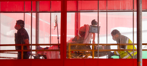 Photo ONU/Evan Schneider Des employés de l'hôpital d'Elmhurst, dans le quartier du Queens, amènent un patient pendant l'épidémie de Covid-19 à New York.