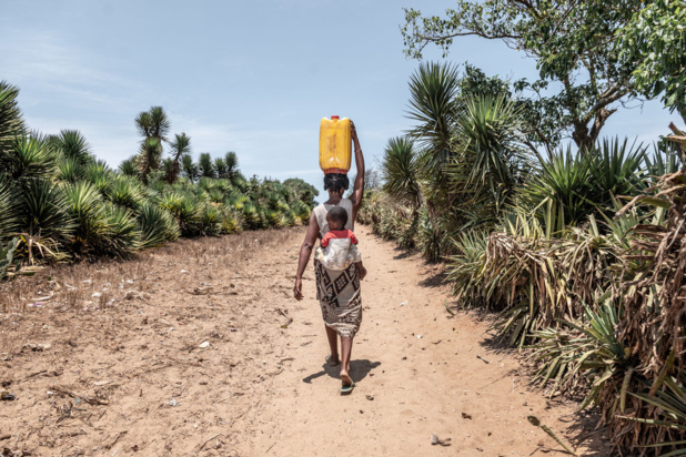© UNICEF/Safidy Andrianantenain Une femme à Madagascar marche jusqu'à 14 km par jour pour trouver de l'eau potable.