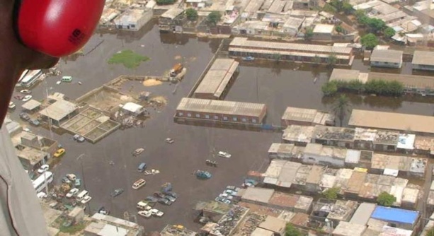 DAKAR PEUT-ELLE SORTIR DES INONDATIONS ? DAKAR PEUT-ELLE SORTIR DES INONDATIONS ?