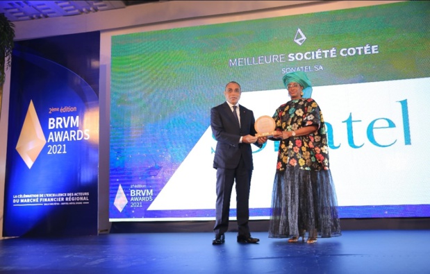 Noumbé Ba Soumaré, directrice de communication corporate de la Sonatel recevant le prix du Groupe