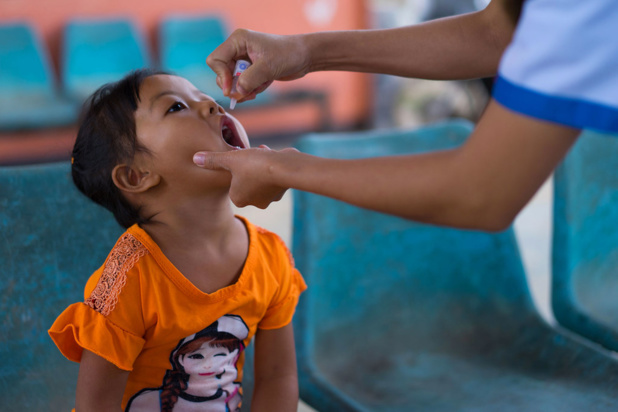 Photo : UNICEF/Simon Nazer Une fillette est vaccinée contre la polio dans la province de Vientiane, au Laos.