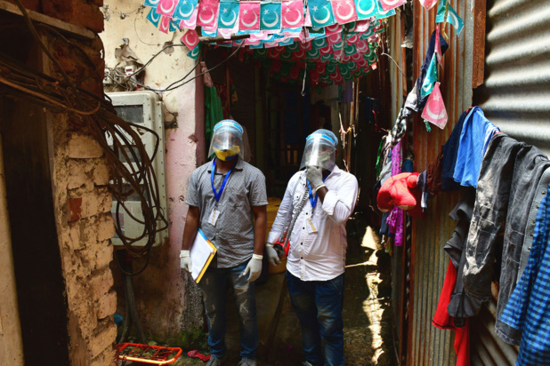 UNICEF/Bhushan Koyande Des agents de santé mènent une campagne de sensibilisation sur la vaccination contre la Covid-19 dans un quartier de Mumbai, en Inde.