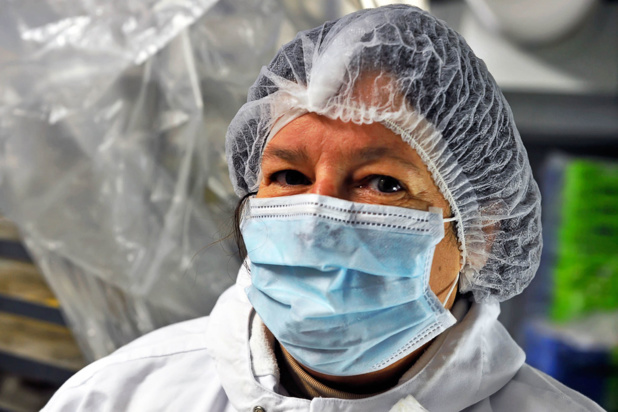OIT Photo/Marcel Crozet En France, une employée de cuisine d'un hôpital OIT Photo/Marcel Crozet En France, une employée de cuisine d'un hôpital