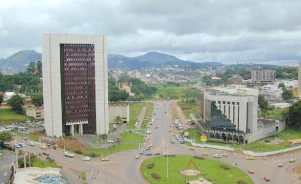 Afrique Centrale: La BEAC veut relancer la croissance dans la zone CEMAC: Le gouverneur, Lucas Abaga Nchama, a annoncé vendredi à Yaoundé la baisse du taux directeur pour stimuler l'activité dans la sous-région. Afrique Centrale: La BEAC veut relancer la croissance dans la zone CEMAC: Le gouverneur, Lucas Abaga Nchama, a annoncé vendredi à Yaoundé la baisse du taux directeur pour stimuler l'activité dans la sous-région.