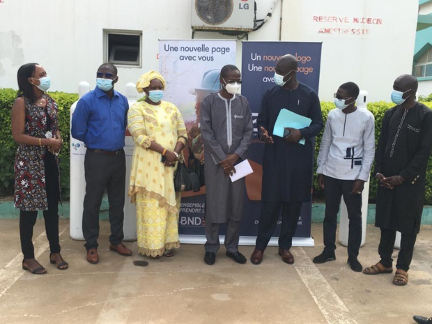 Remise de 20 bonbonnes de 10 m3 aux centres de santé de Yoff et de Pikine : La Bnde oxygène Philippe Maguilène Senghor et Dominique Remise de 20 bonbonnes de 10 m3 aux centres de santé de Yoff et de Pikine : La Bnde oxygène Philippe Maguilène Senghor et Dominique