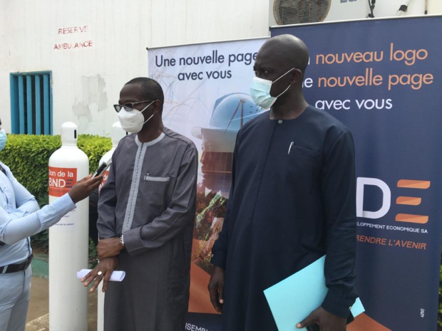 Remise de 20 bonbonnes de 10 m3 aux centres de santé de Yoff et de Pikine : La Bnde oxygène Philippe Maguilène Senghor et Dominique