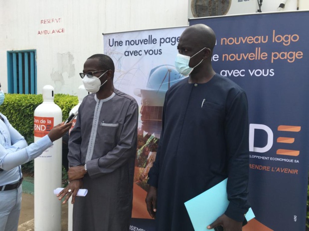 Remise de 20 bonbonnes de 10 m3 aux centres de santé de Yoff et de Pikine : La Bnde oxygène Philippe Maguilène Senghor et Dominique Remise de 20 bonbonnes de 10 m3 aux centres de santé de Yoff et de Pikine : La Bnde oxygène Philippe Maguilène Senghor et Dominique