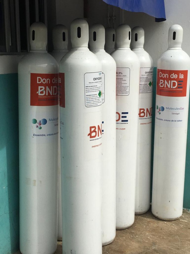 Remise de 20 bonbonnes de 10 m3 aux centres de santé de Yoff et de Pikine : La Bnde oxygène Philippe Maguilène Senghor et Dominique Remise de 20 bonbonnes de 10 m3 aux centres de santé de Yoff et de Pikine : La Bnde oxygène Philippe Maguilène Senghor et Dominique