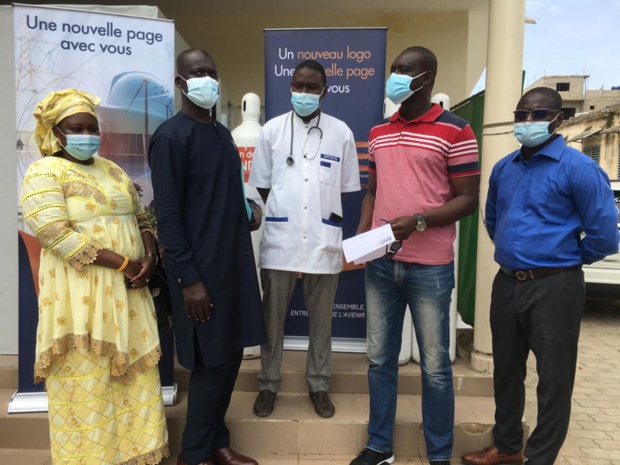 Remise de 20 bonbonnes de 10 m3 aux centres de santé de Yoff et de Pikine : La Bnde oxygène Philippe Maguilène Senghor et Dominique Remise de 20 bonbonnes de 10 m3 aux centres de santé de Yoff et de Pikine : La Bnde oxygène Philippe Maguilène Senghor et Dominique