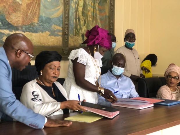 Engagement au service du social :   Mme Soham El Wardini Maire de la ville de Dakar procède au lancement d’importants  programmes sociaux en faveur des agents municipaux de la ville