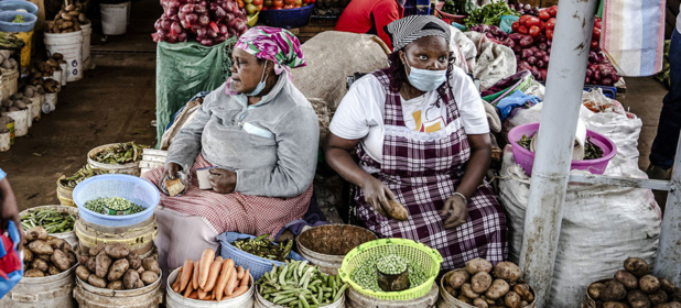 Photo FAO/Luis Tato Des femmes vendent des légumes frais sur un marché à Limuru, au Kenya