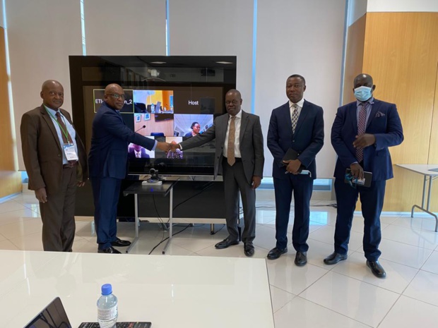 Thierno Seydou Nourou en compagnie de Ade Ayemi DG de Ecobank et leurs équipes