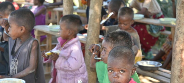 PAM/Krystyna Kovalenko Les personnes âgées et les enfants souffrant de malnutrition sont particulièrement vulnérables dans les régions du sud de Madagascar touchées par la sécheresse PAM/Krystyna Kovalenko Les personnes âgées et les enfants souffrant de malnutrition sont particulièrement vulnérables dans les régions du sud de Madagascar touchées par la sécheresse