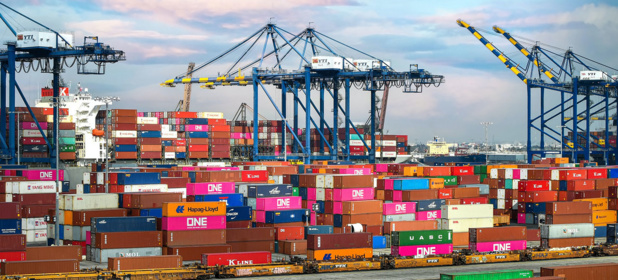 Unsplash/Barrett Ward Des conteneurs d'expédition sont chargés sur des navires dans un port de Los Angeles, aux États-Uni Unsplash/Barrett Ward Des conteneurs d'expédition sont chargés sur des navires dans un port de Los Angeles, aux États-Uni