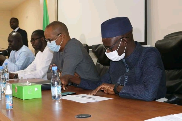 Pour faciliter la compréhension des termes de l’économie et de la finance : Le journaliste Abdou Diaw publie un livre et promet d’autres Pour faciliter la compréhension des termes de l’économie et de la finance : Le journaliste Abdou Diaw publie un livre et promet d’autres