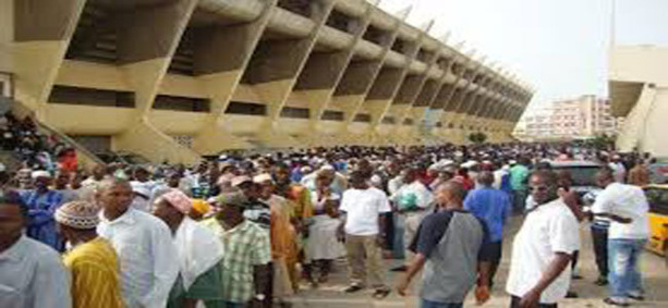 Demandeurs d'emploi entrain de déposer leurs demandes au Stade Iba Mar Diop