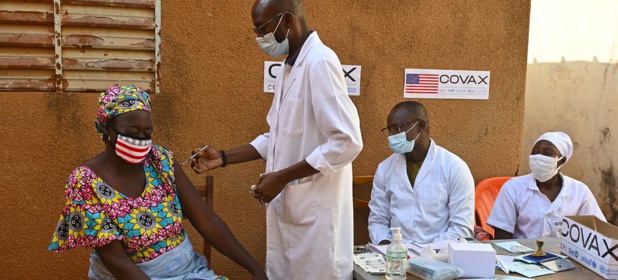 UNICEF/Frank Dejongh Une mère reçoit sa deuxième dose de la vaccination COVID-19 dans un centre de santé à Obassin, au Burkina Faso