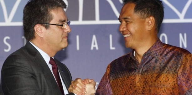 Le directeur général l'OMC, le Brésilien Roberto Azevedo, et le ministre indonésien du Commerce, Gita Wirjawan, à Bali le samedi 7 décembre Le directeur général l'OMC, le Brésilien Roberto Azevedo, et le ministre indonésien du Commerce, Gita Wirjawan, à Bali le samedi 7 décembre