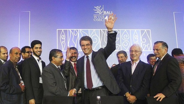 Le directeur général de l’OMC, le brésilien Roberto Azevedo , entouré de délégués à la fin de la conférence de Bali Le directeur général de l’OMC, le brésilien Roberto Azevedo , entouré de délégués à la fin de la conférence de Bali