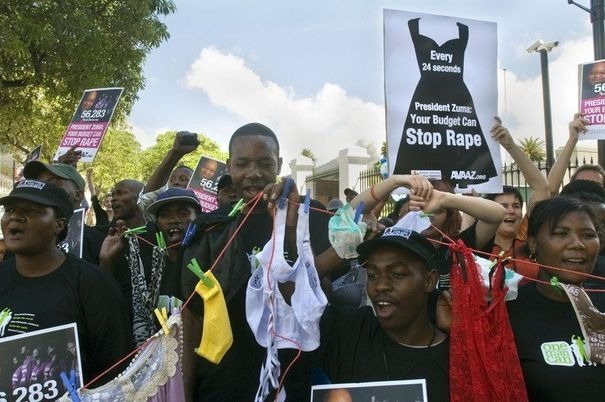 Manifestation au Cap, le 17 février 2013, pour protester contre les violences faites aux femmes en Afrique du Sud Manifestation au Cap, le 17 février 2013, pour protester contre les violences faites aux femmes en Afrique du Sud