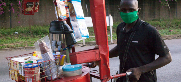 OIT/Jennifer A. Patterson Un vendeur ambulant vend du thé et du café dans sa charrette à Abidjan, en Côte d’Ivoire, pendant la pandémie du COVID-19.