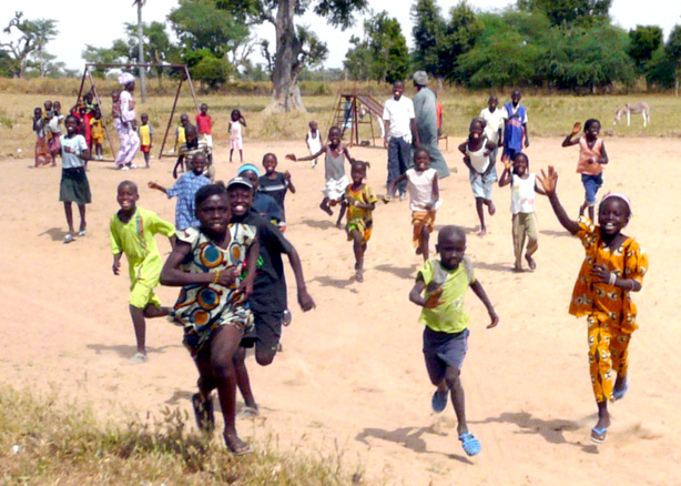 La Couverture maladie universelle(CMU) cible 67% de la population des communautés rurales contre 33% de celles des communes. La Couverture maladie universelle(CMU) cible 67% de la population des communautés rurales contre 33% de celles des communes.