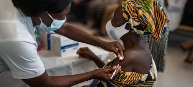 OMS Une personne se fait vacciner contre la Covid-19 en Afrique OMS Une personne se fait vacciner contre la Covid-19 en Afrique