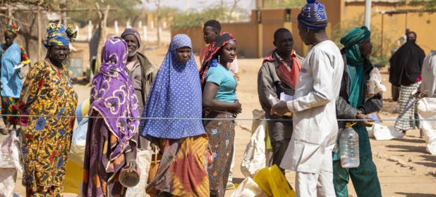 PAM/Cheick Omar Bandaogo Des personnes déplacées font la queue pour une distribution de nourriture à Gorom-Gorom, au Burkina Faso. PAM/Cheick Omar Bandaogo Des personnes déplacées font la queue pour une distribution de nourriture à Gorom-Gorom, au Burkina Faso.