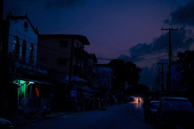 Nigeria: Les Nigérians face à l'effondrement de leur réseau électrique Nigeria: Les Nigérians face à l'effondrement de leur réseau électrique