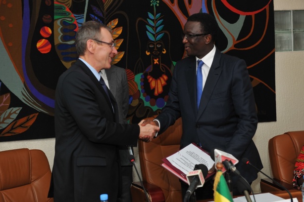 Andris Pielbags,commissaire Européen en charge du Développement et Amadou Ba,ministre de l'économie et des finances du Sénégal Andris Pielbags,commissaire Européen en charge du Développement et Amadou Ba,ministre de l'économie et des finances du Sénégal
