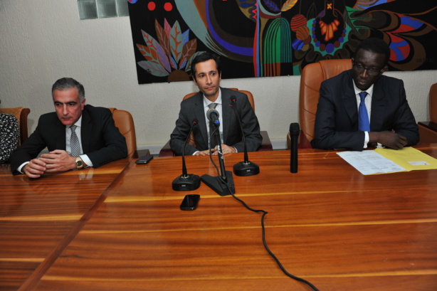 Mohamed Benchaâboun, directeur général du groupe bancaire marocain Banque Centrale Populaire (BCP), à côté de Amadou Ba, minsitre de l'économie et des finances