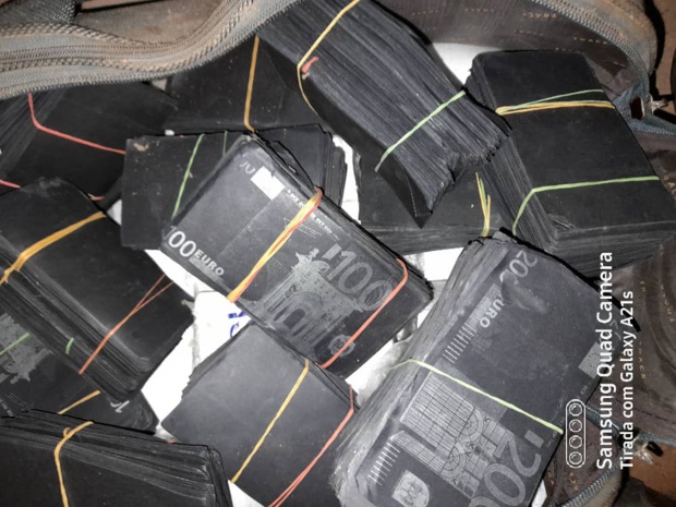 Lutte contre le faux monnayage : Des billets noirs d’une contrevaleur de près de 1 milliard 308 millions FCfa saisis par la Douane Lutte contre le faux monnayage : Des billets noirs d’une contrevaleur de près de 1 milliard 308 millions FCfa saisis par la Douane