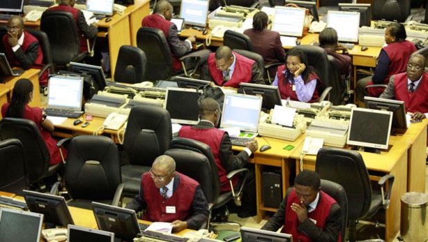 Des traders à la  bourse nigériane