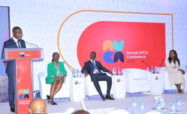 Le ministre sénégalais, Amadou Hott (au micro) à l'ouverture officielle de la 18ème Conférence annuelle et le 2ème Sommet annuel sur le capital-risque, le 26 avril 2022 à Dakar, Sénégal
