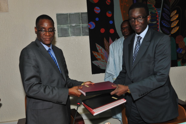 M. Mamadou Lamine N’Dongo représentant résident régional du bureau de la BAD au Sénégal à gauche et M. Amadou Bâ le ministre de l’économie et des finances M. Mamadou Lamine N’Dongo représentant résident régional du bureau de la BAD au Sénégal à gauche et M. Amadou Bâ le ministre de l’économie et des finances