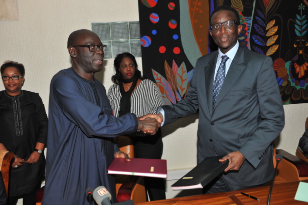 Alioune Ndiaye le Directeur général de la Sonatel à gauche et Amadou Bâ, le Ministre de l’économie et des finances