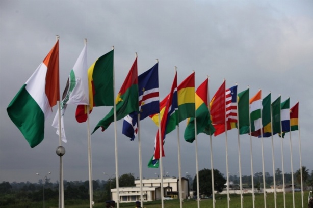 CEDEAO : Réflexions sur les  aspects monétaires, budgétaires, échanges extérieurs et place du Sénégal CEDEAO : Réflexions sur les  aspects monétaires, budgétaires, échanges extérieurs et place du Sénégal