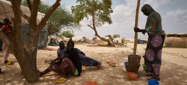 © UNOCHA/Michele Cattani Des femmes réfugiées préparent de la nourriture dans un site de déplacement à Ouallam, dans la région de Tillaberi au Niger.