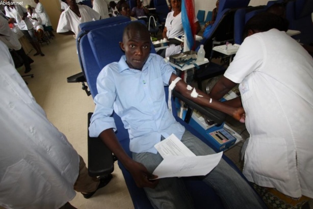 Des lutteurs et des anonymes venus donner leur sang, au grand bonheur des responsables du Centre national de transfusion sanguine Des lutteurs et des anonymes venus donner leur sang, au grand bonheur des responsables du Centre national de transfusion sanguine