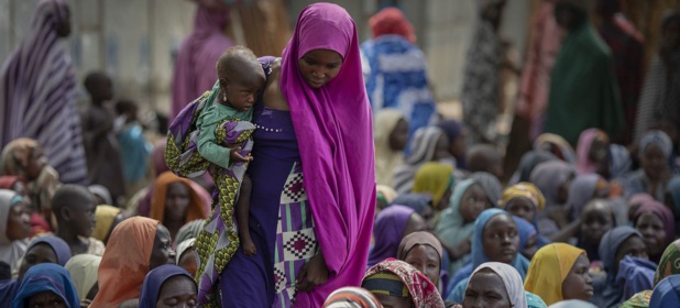 Des mères déplacées à l'intérieur du pays et leurs enfants assistent à une évaluation de la famine menée par le PAM dans l'État de Borno, au Nigeria.© PAM/Arete/Siegfried Modola Des mères déplacées à l'intérieur du pays et leurs enfants assistent à une évaluation de la famine menée par le PAM dans l'État de Borno, au Nigeria.