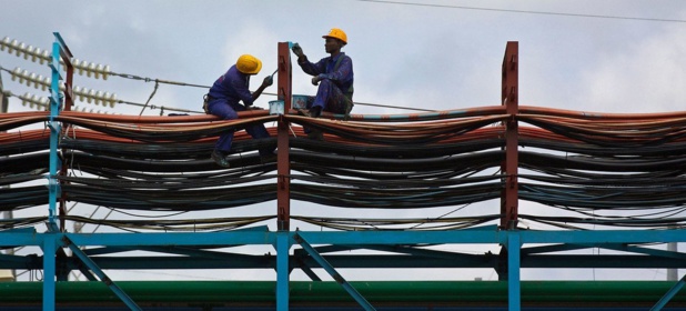 Photo : Banque mondiale/Jonathan Ernst Des ouvriers dans une centrale électrique à Takoradi, au Ghana (archives). Photo Jonathan Erns/Banque mondia