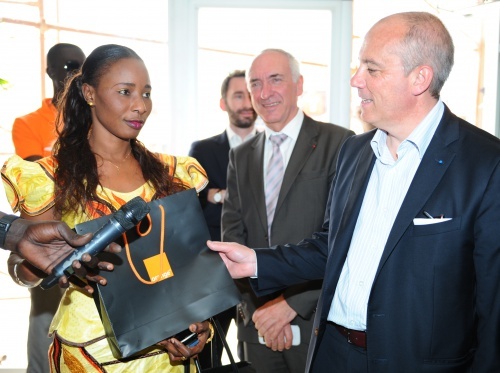 Kanny G., venue ouvrir un compte dans un point de vente Orange Money, a eu la surprise de gagner un smartphone associé à un compte Orange Money crédité de 100 000 FCFA (152 €) Kanny G., venue ouvrir un compte dans un point de vente Orange Money, a eu la surprise de gagner un smartphone associé à un compte Orange Money crédité de 100 000 FCFA (152 €)